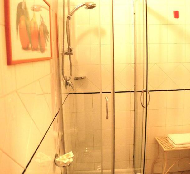 غرفة قياسية ثلاثية, Albergo Teatro