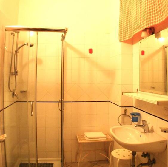 غرفة قياسية ثلاثية, Albergo Teatro