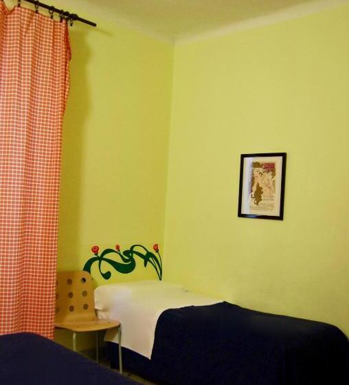 غرفة قياسية ثلاثية, Albergo Teatro