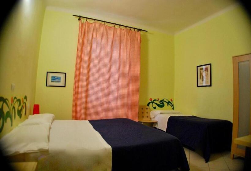 غرفة قياسية ثلاثية, Albergo Teatro