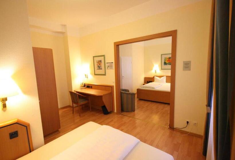 标准三人间, Altstadt