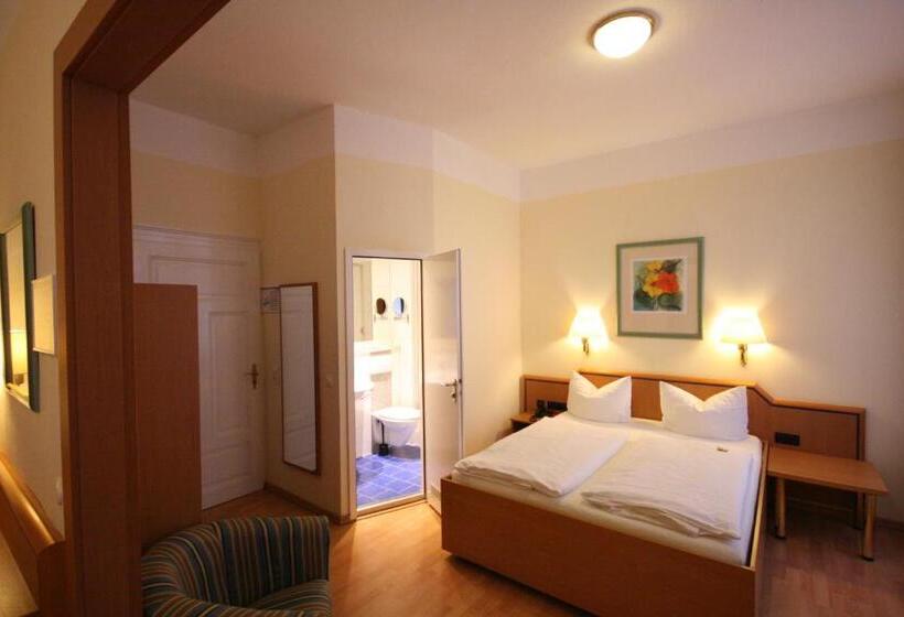 标准三人间, Altstadt