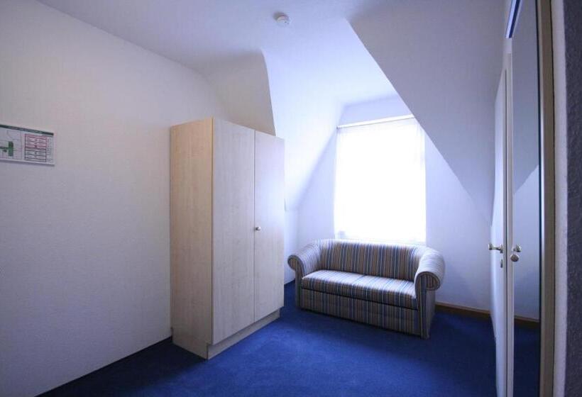 标准三人间, Altstadt