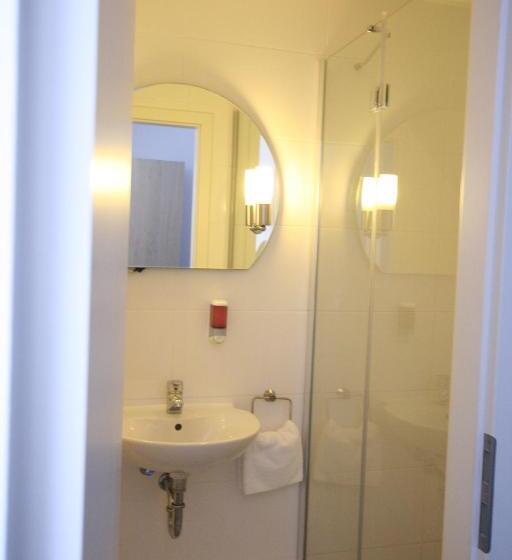 标准三人间, Altstadt