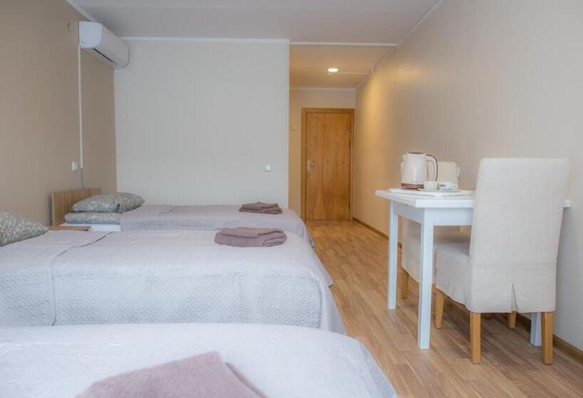 Economy Triple Room, Baltosios Bures