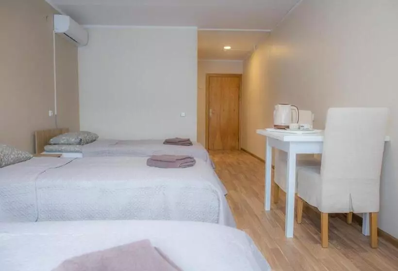 Economy Triple Room, Baltosios Bures