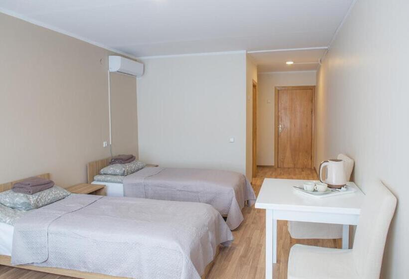Economy Triple Room, Baltosios Bures