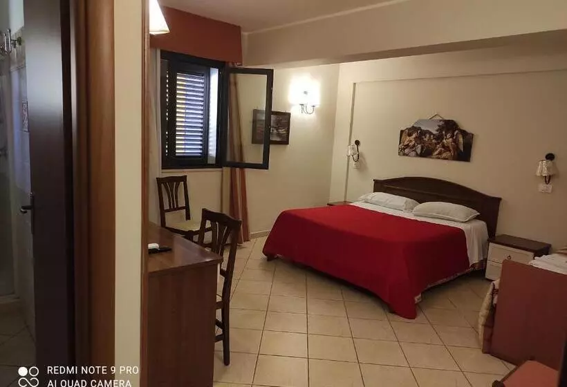 Economy Quadruple Room, Greta Rooms
