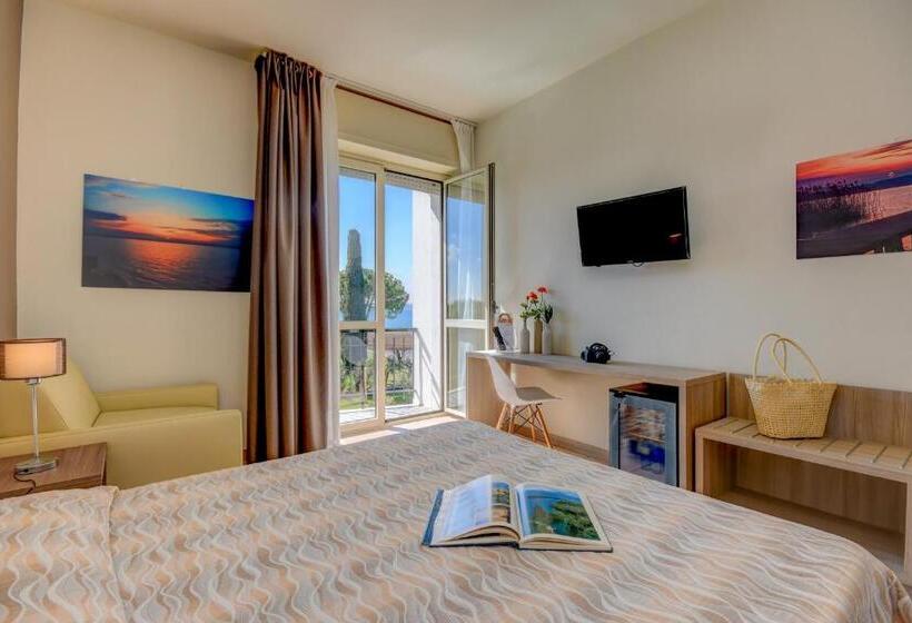 Трехместный Номер Стандарт с Балконом, Miramar