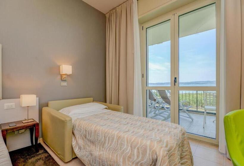 Трехместный Номер Deluxe, Miramar