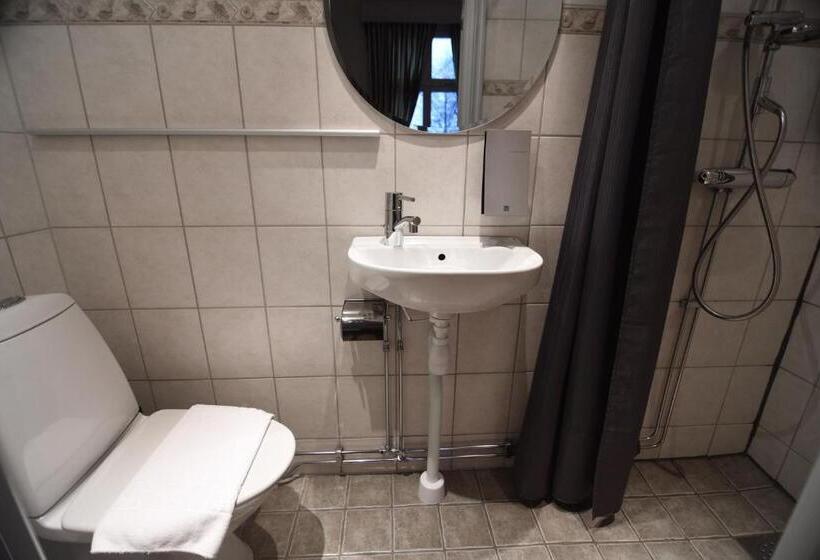 חדר סטנדרט לארבעה, Park Hotel Linköping Fawlty Towers