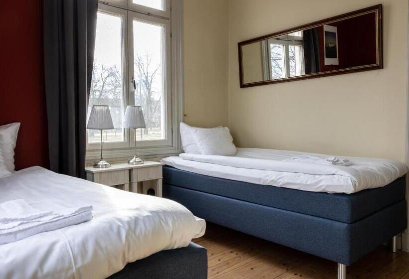 חדר סטנדרט לארבעה, Park Hotel Linköping Fawlty Towers