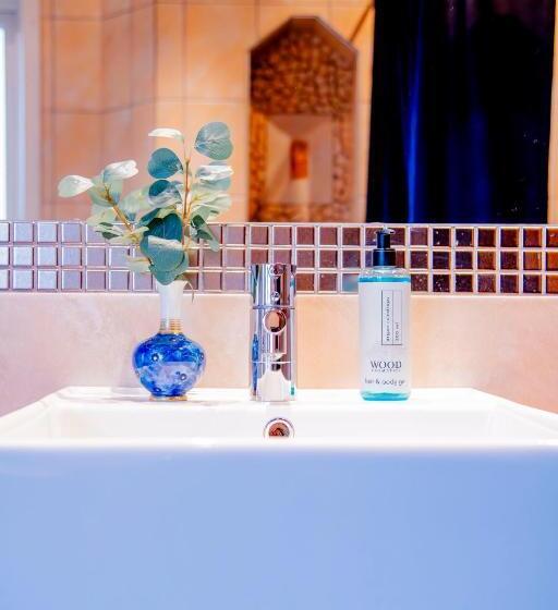 חדר דלוקס לארבעה, Park Hotel Linköping Fawlty Towers