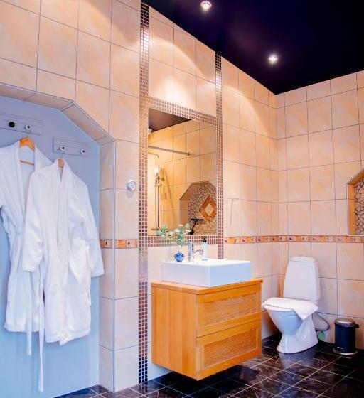 חדר דלוקס לארבעה, Park Hotel Linköping Fawlty Towers