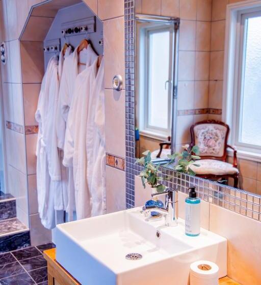 חדר דלוקס לארבעה, Park Hotel Linköping Fawlty Towers