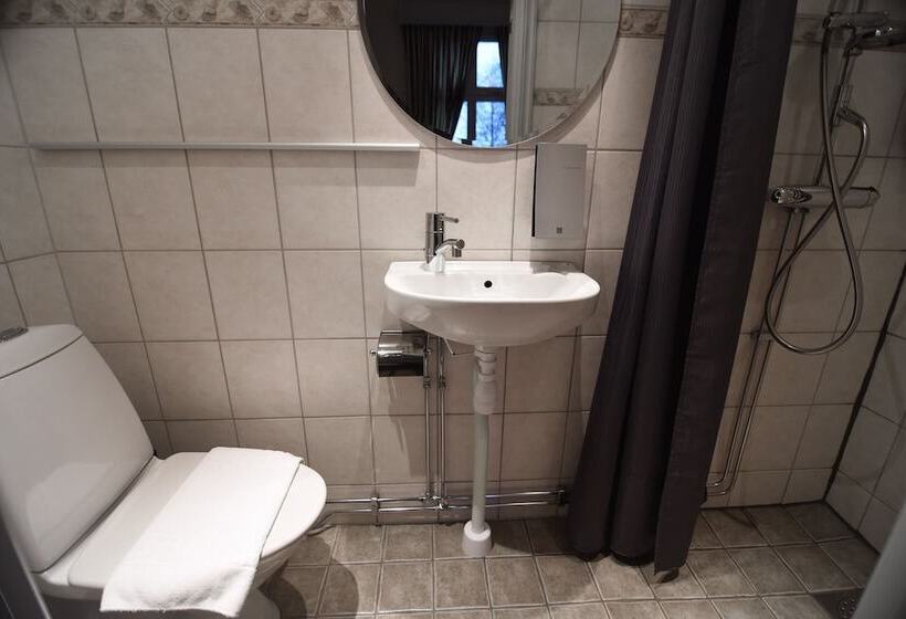 חדר סטנדרט לארבעה, Park Hotel Linköping Fawlty Towers