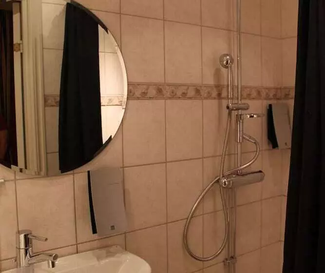 スタンダード４人部屋, Park Hotel Linköping Fawlty Towers