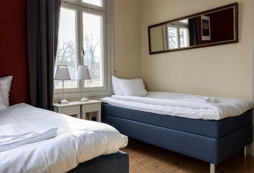 חדר סטנדרט לארבעה, Park Hotel Linköping Fawlty Towers