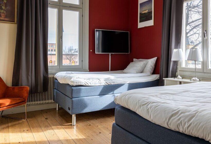 חדר סטנדרט לארבעה, Park Hotel Linköping Fawlty Towers