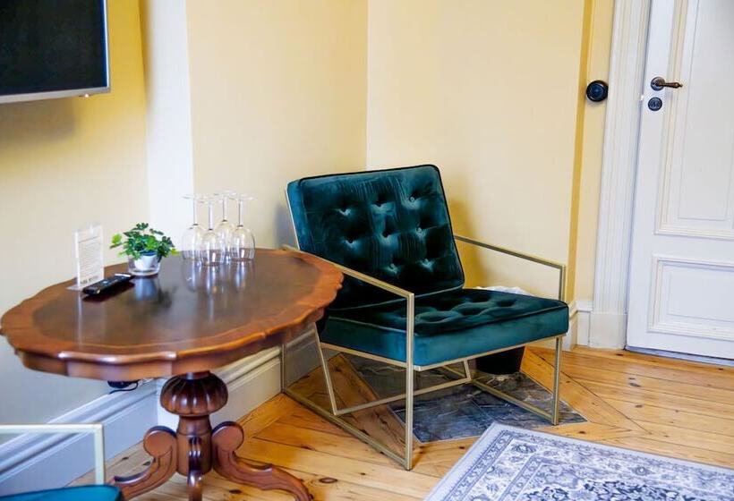 חדר דלוקס לארבעה, Park Hotel Linköping Fawlty Towers