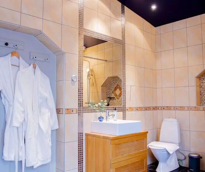 デラックスの４人部屋, Park Hotel Linköping Fawlty Towers
