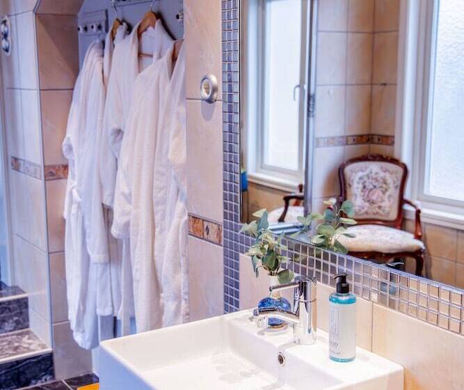 חדר דלוקס לארבעה, Park Hotel Linköping Fawlty Towers