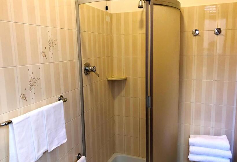 Chambre Triple Economy, Signa