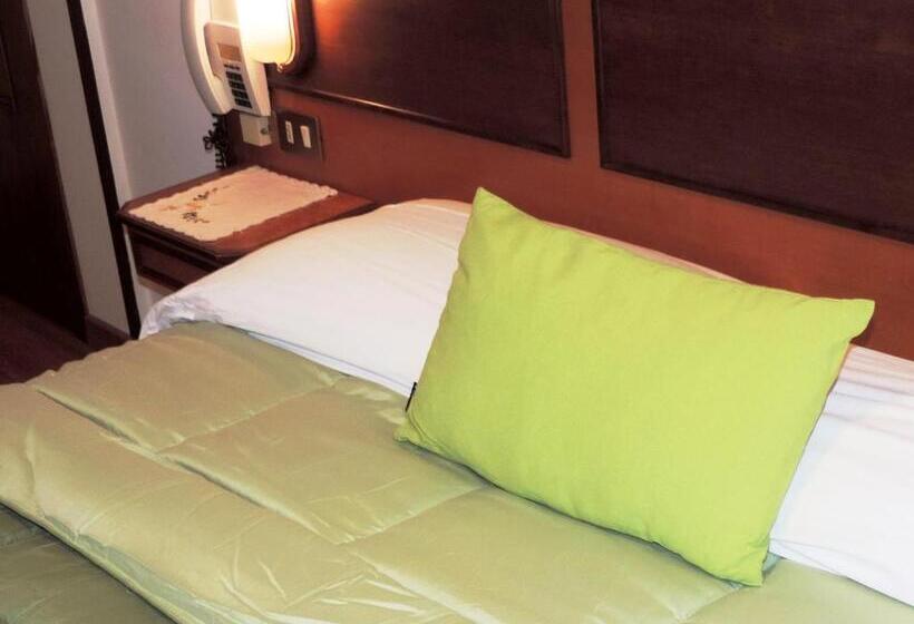Economy Triple Room, Signa