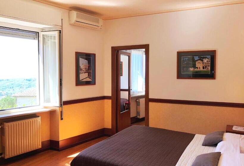 Chambre Quadruple Supérieure, Signa