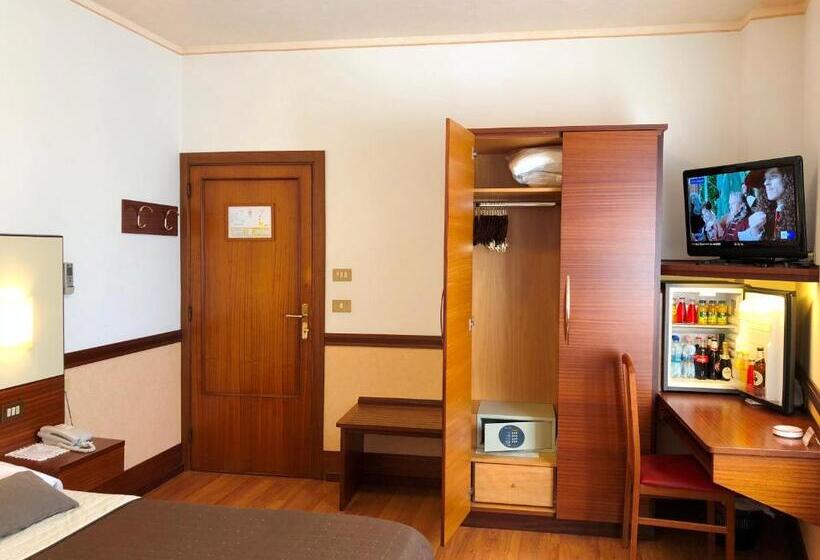 Chambre Quadruple Supérieure, Signa