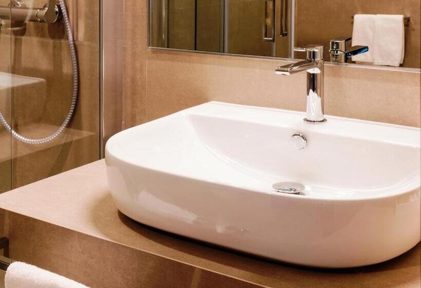 디럭스 트리플 룸, Torresi