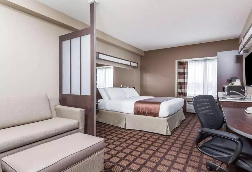 キングサイズベッドのスイートルーム, Microtel Inn & Suites By Wyndham Timmins