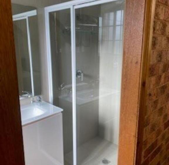 اتاق خانوادگی, Kinross Inn