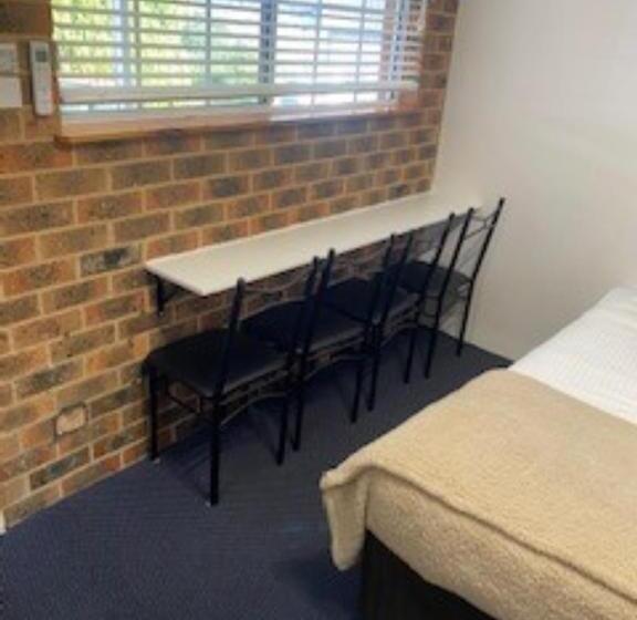 اتاق خانوادگی, Kinross Inn