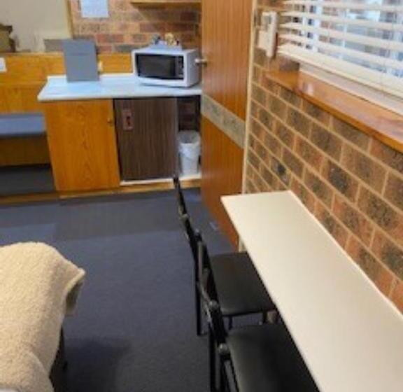 اتاق خانوادگی, Kinross Inn