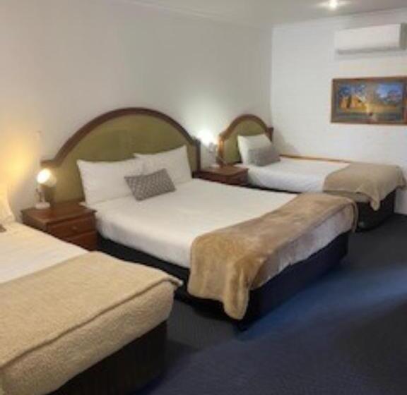 اتاق خانوادگی, Kinross Inn