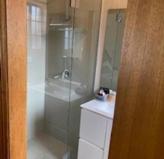 اتاق خانوادگی, Kinross Inn