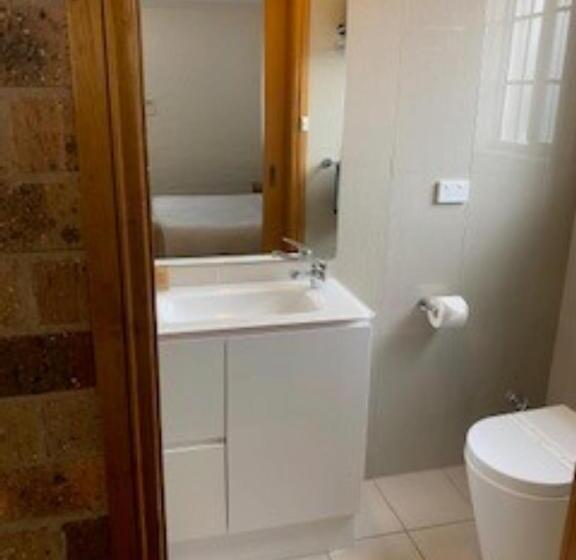 اتاق خانوادگی, Kinross Inn