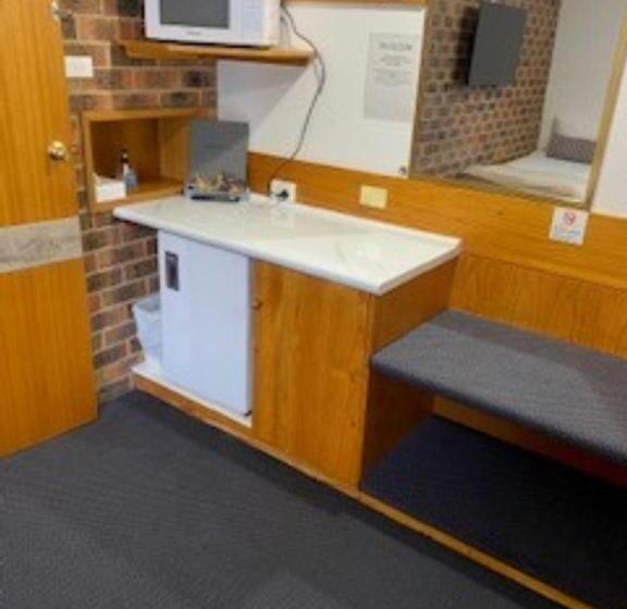 اتاق خانوادگی, Kinross Inn