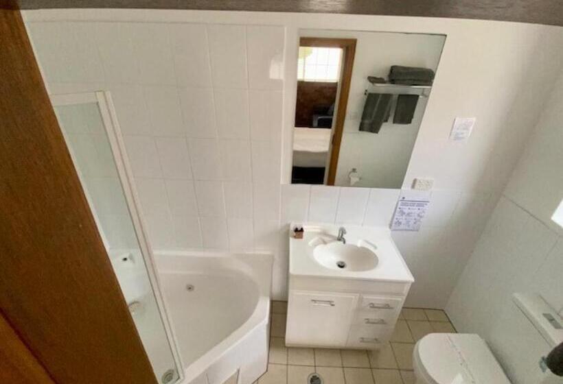 اتاق لوکس با وان آب گرم, Kinross Inn