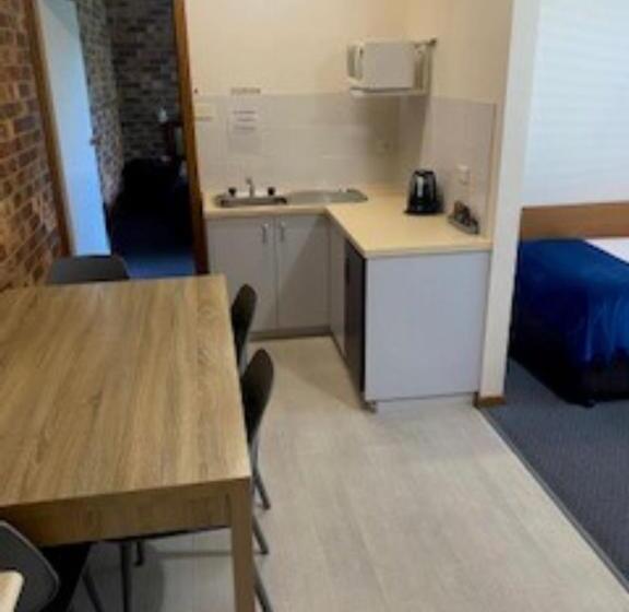 سوییت خانوادگی, Kinross Inn