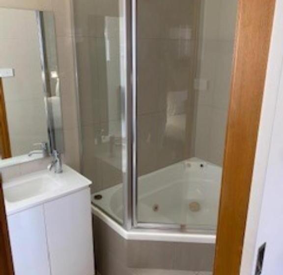 اتاق استاندارد با وان آب گرم, Kinross Inn