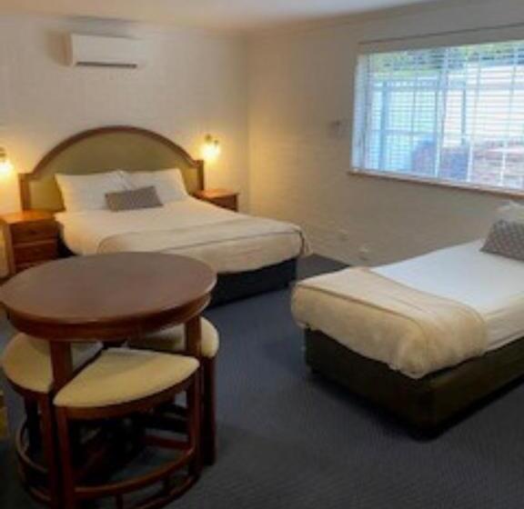 اتاق خانوادگی, Kinross Inn