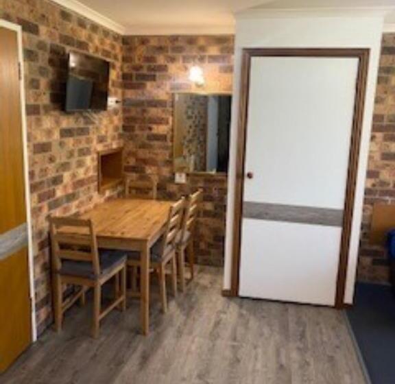 سوییت خانوادگی, Kinross Inn