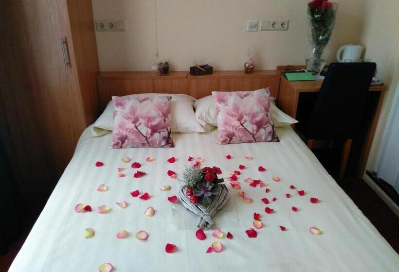 اتاق عادی, De Wilde Kriek   Before De Karsteboom