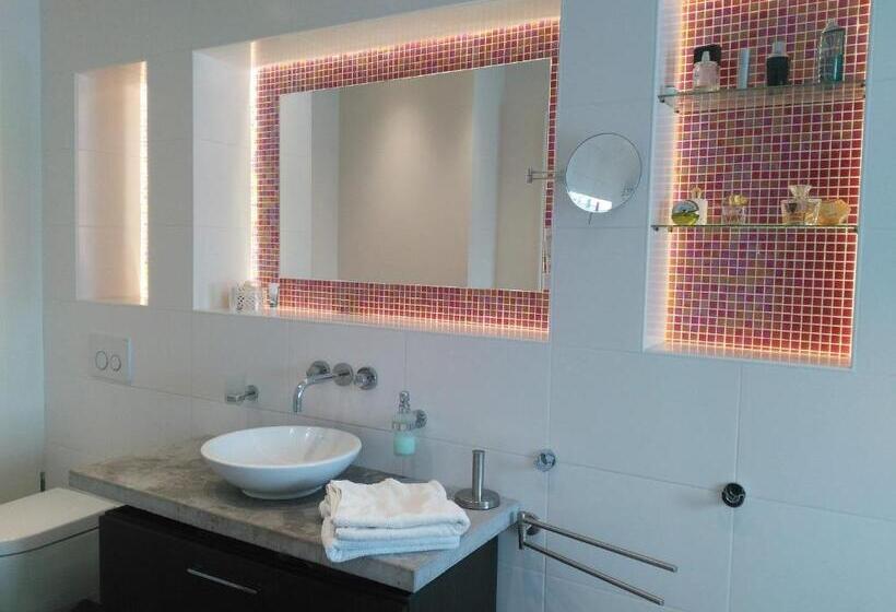 اتاق خانوادگی با سرویس بهداشتی مشترک, De Wilde Kriek   Before De Karsteboom