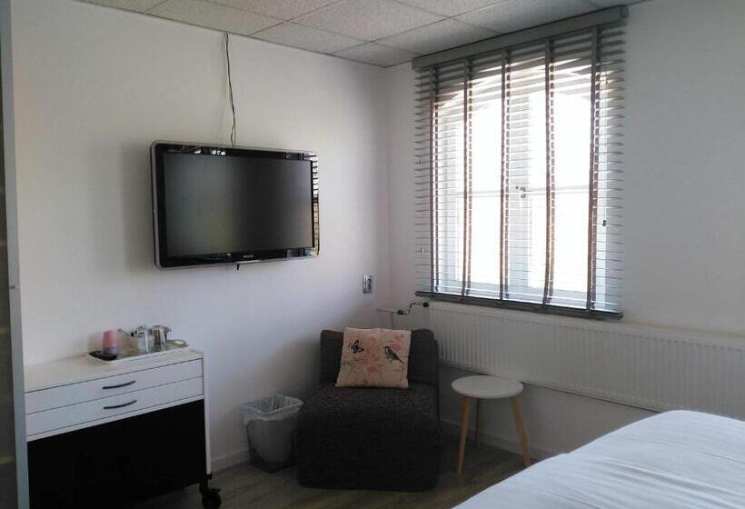 اتاق خانوادگی با سرویس بهداشتی مشترک, De Wilde Kriek   Before De Karsteboom