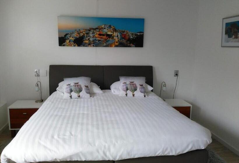 اتاق خانوادگی با سرویس بهداشتی مشترک, De Wilde Kriek   Before De Karsteboom