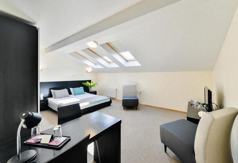 اتاق پنت هاوس, Vantis Riverside