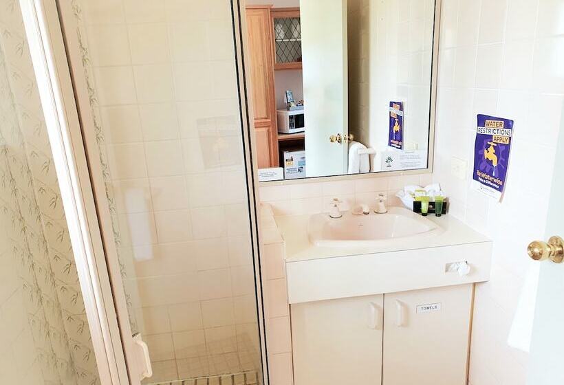 标准间, Mcnevins Warwick Motel